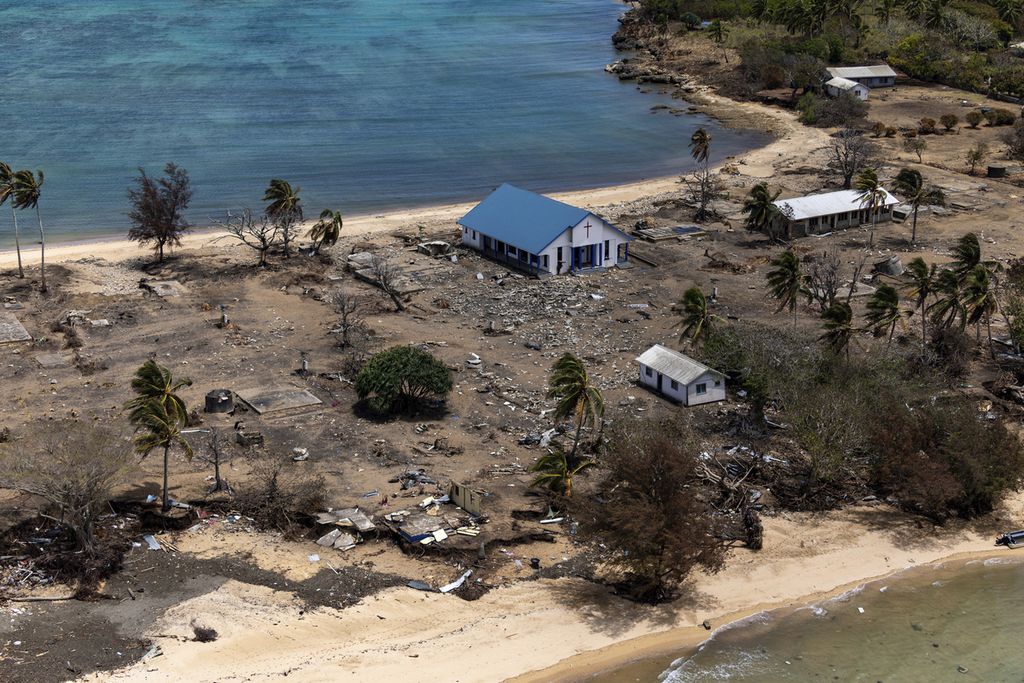 Dalam foto yang dirilis oleh Angkatan Bersenjata Australia ini terlihat puing-puing dari bangunan yang rusak dan pepohonan berserakan di Pulau Atata di Tonga, pada 28 Januari 2022, menyusul letusan gunung berapi bawah air Tonga Hunga Ha'apai yang memicu tsunami.