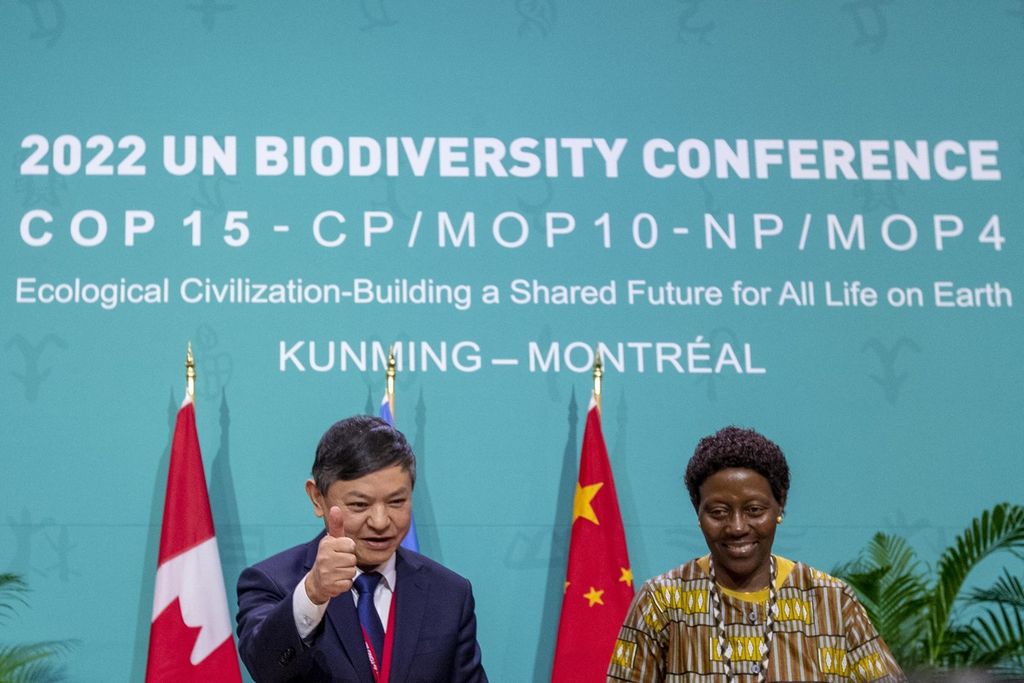 Menteri Ekologi dan Lingkungan Hidup China Huang Runqiu mengacungkan jempol di samping Elizabeth Maruma Mrema, Sekretaris Eksekutif Konvensi PBB tentang Keanekaragaman Hayati, di hadapan Konferensi Keanekaragaman Hayati Perserikatan Bangsa-Bangsa (COP15) pleno di Montreal, Kanada, Senin (19/12/2022).