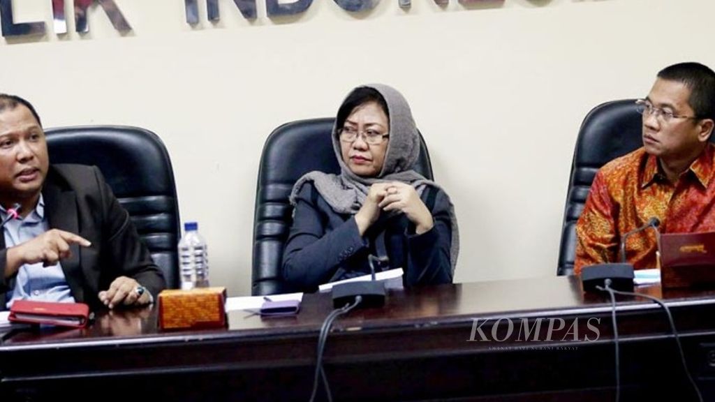 Siti Zuhro (tengah) menjadi pembicara dalam diskusi di Gedung Bawaslu, Jakarta, Kamis (7/8/2015). 
