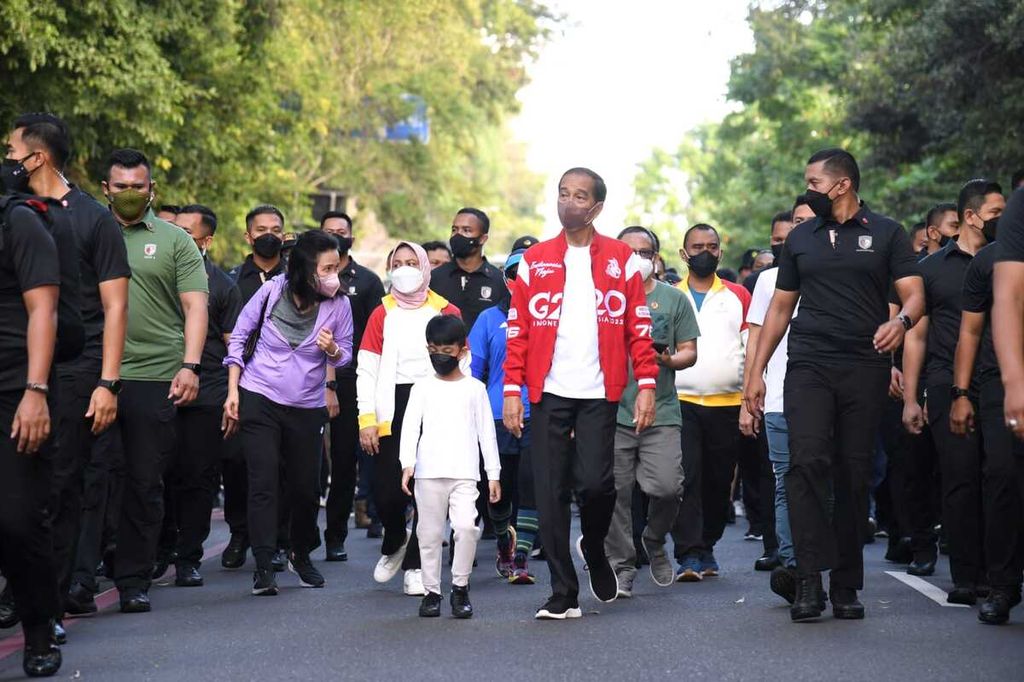 Presiden Joko Widodo dan Ibu Iriana Joko Widodo menghabiskan waktu bersama cucunya, Jan Ethes Srinarendra, dengan berjalan santai di sepanjang Jalan Slamet Riyadi, Kota Surakarta, Minggu (7/8/2022). 