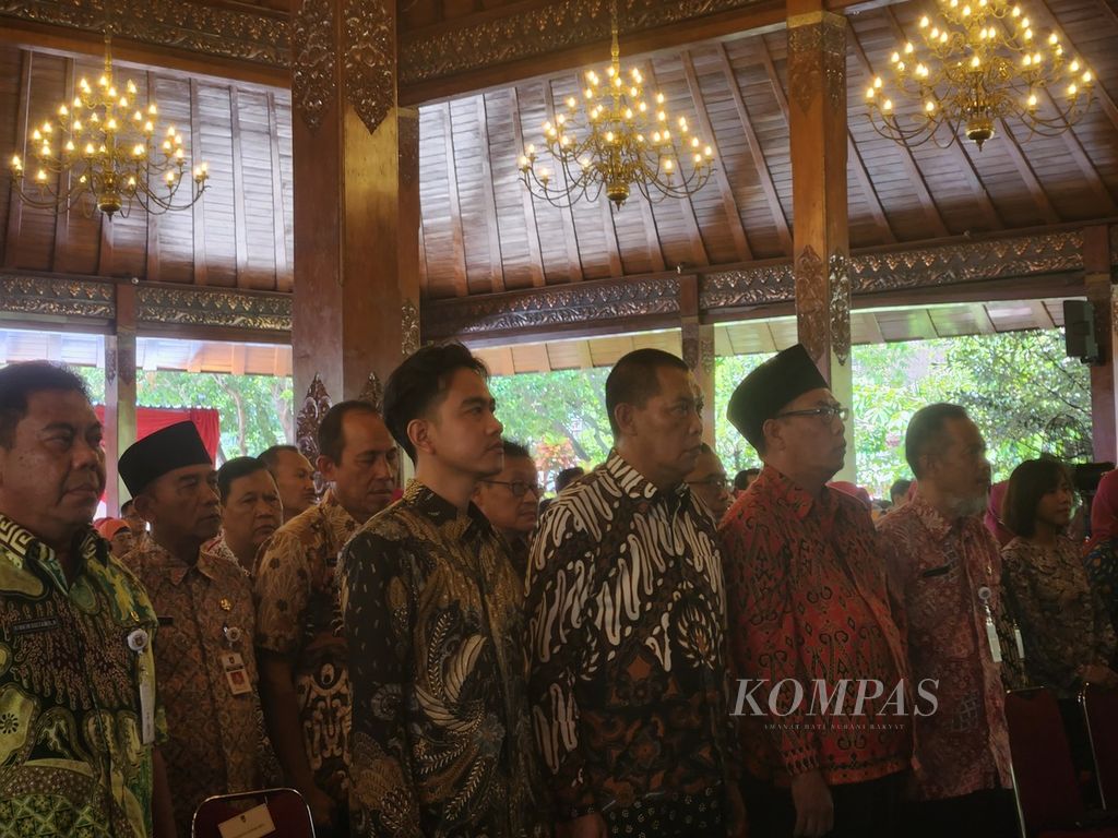 Wali Kota Surakarta Gibran Rakabuming Raka (kedua dari kiri) bersama Wakil Wali Kota Surakarta Teguh Prakosa (kedua dari kanan) dalam acara halalbihalal di Balai Kota Surakarta, Jawa Tengah, Selasa (16/4/2024). 
