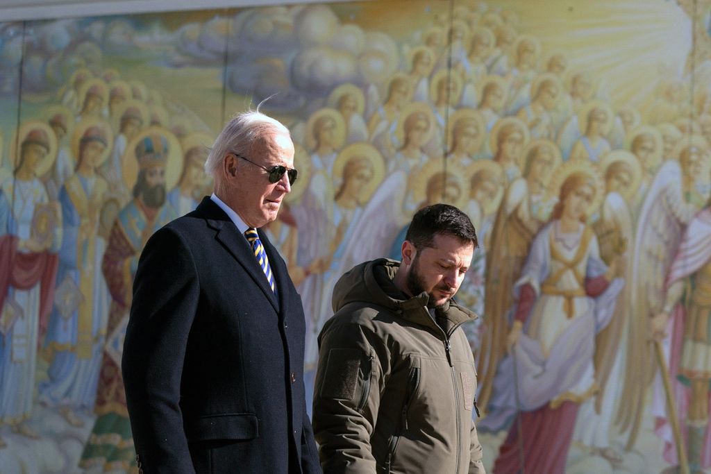 Presiden Amerika Serikat Joe Biden (kiri) dan Presiden Ukraina Volodymyr Zelenskyy di Katedral Santo Mikaelus, Kyiv, 20 Februari 2023.