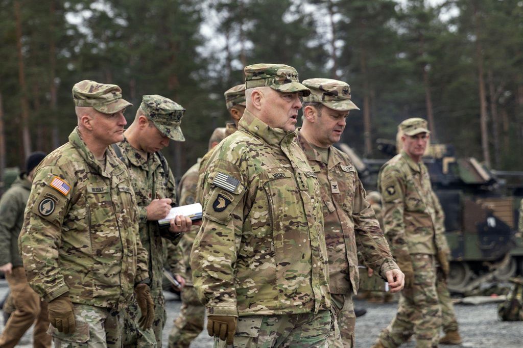 Kepala Staf Gabungan AMerika Serikat Jenderal Mark Milley (depan kiri) meninjau latihan gabungan di Jerman pada 16 Januari 2023. Milley ragu pasukan Ukraina bisa melancarkan serangan balik ke Rusia jika mengandalkan persenjataan sekarang.