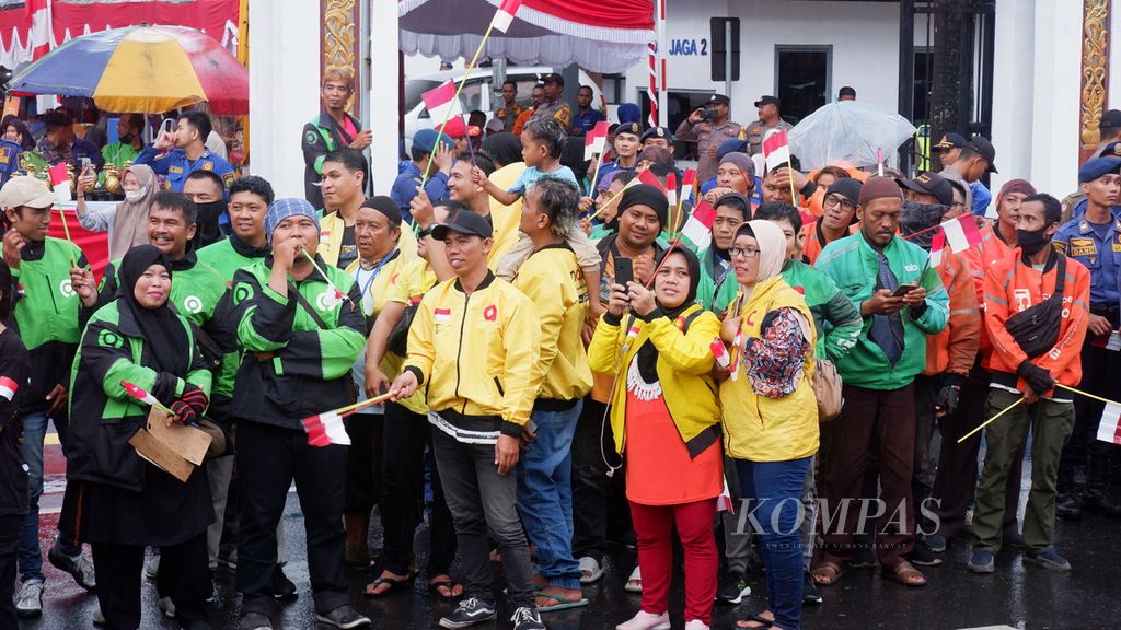 Sejumlah tukang ojek daring di Kota Banjarmasin mengikuti apel deklarasi pemilu damai di Balai Kota Banjarmasin, Kalimantan Selatan, Rabu (10/1/2024). 
