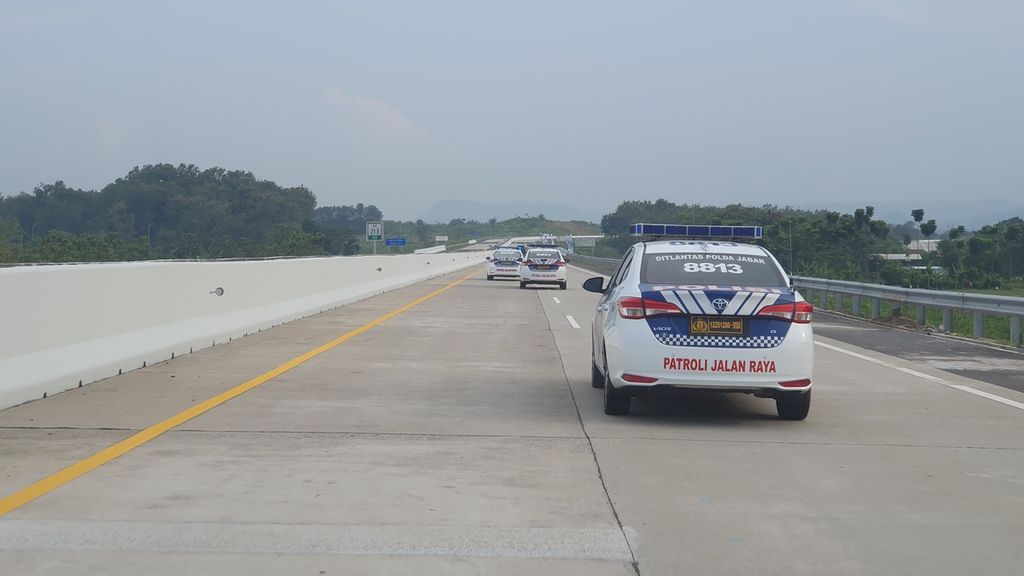 Mobil patroli polisi melakukan pembersihan jalan di sepanjang seksi 4 sampai 6 Tol Cileunyi-Sumedang-Dawuan (Cisumdawu), Rabu (19/4/2023).