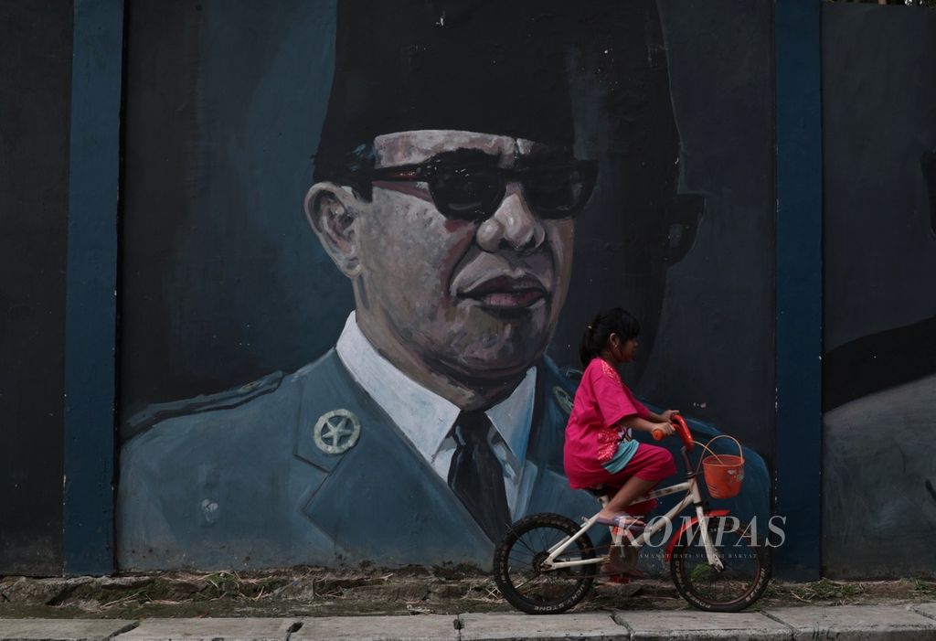 Mural sang proklamator Soekarno atau Bung Karno tergambar di sebuah gang di kawasan Kebayoran Lama, Jakarta, Rabu (31/5/2023).