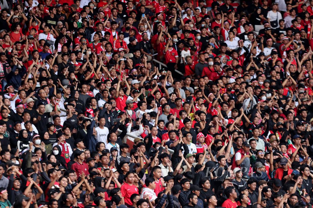 Dukungan penonton saat tuan rumah timnas Indonesia menjamu Thailand dalam pertandingan Grup A Piala AFF 2022 di Stadion Utama Gelora Bung Karno, Jakarta, Kamis (29/12/2022). Pertandingan berakhir seri, 1-1. 