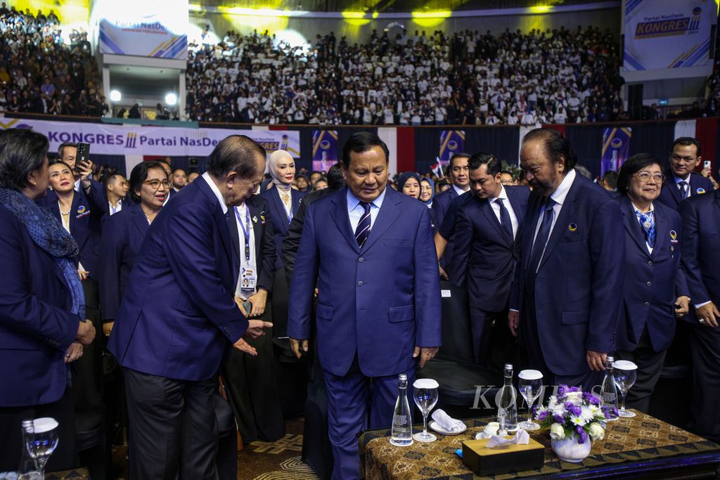 Ketua Umum Partai Nasdem Surya Paloh (kedua dari kanan) berjalan menuju tempat duduk dengan presiden terpilih Prabowo Subianto (ketiga dari kanan) pada penutupan Kongres III Partai Nasdem di Jakarta Convention Center, Jakarta, Selasa (27/8/2024). Surya Paloh kembali terpilih menjadi Ketua Umum Partai Nasdem secara aklamasi. Dalam penutupan Kongres III Partai Nasdem ini, presiden terpilih Prabowo Subianto turut hadir. Dalam pidatonya, Prabowo menekankan pentingnya persatuan dan menyambut baik Partai Nasdem yang bergabung ke pemerintahan Prabowo-Gibran. 