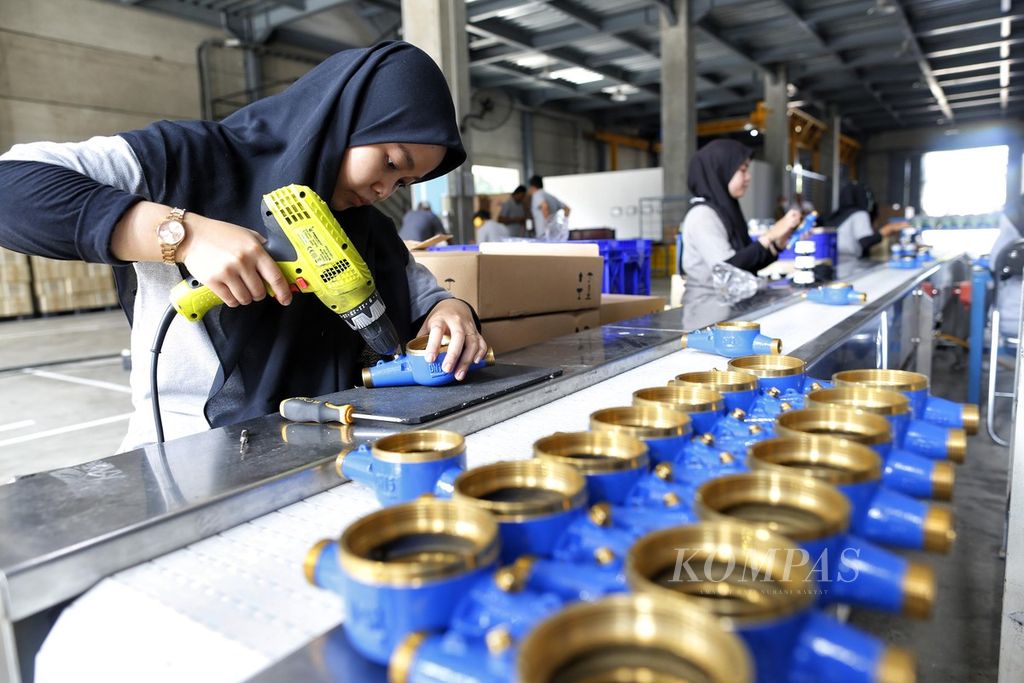 Pekerja sedang menyelesaikan pembuatan meter air B&R di pabrik PT Tirta Pratama Meterindo, Cileungsi, Bogor, Jawa Barat, Kamis (22/6/2023). Perusahaan tersebut mampu memproduksi hingga 30 ribu meter air per bulan. Produk ini selain dapat dibaca secara manual juga dapat dibaca secara otomatis dari jarak jauh dengan menggunakan modul automatic meter reading (AMR). 