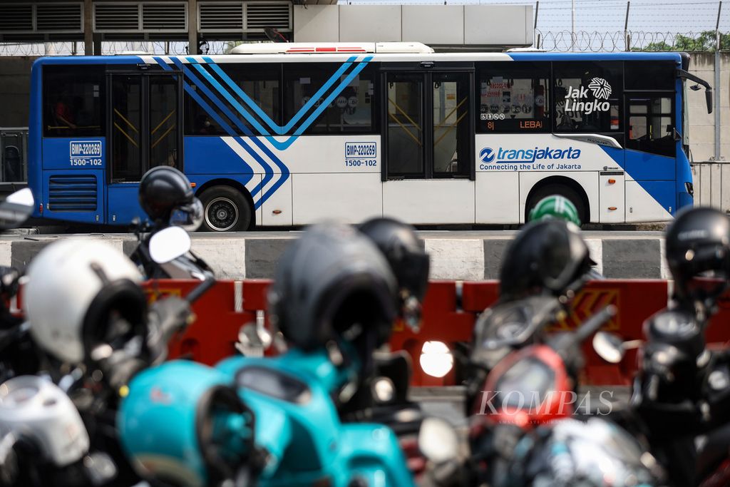 Sebuah bus Transjakarta menunggu penumpang naik di Halte Transjakarta Lebak Bulus, Jakarta, Jumat (19/4/2024). 