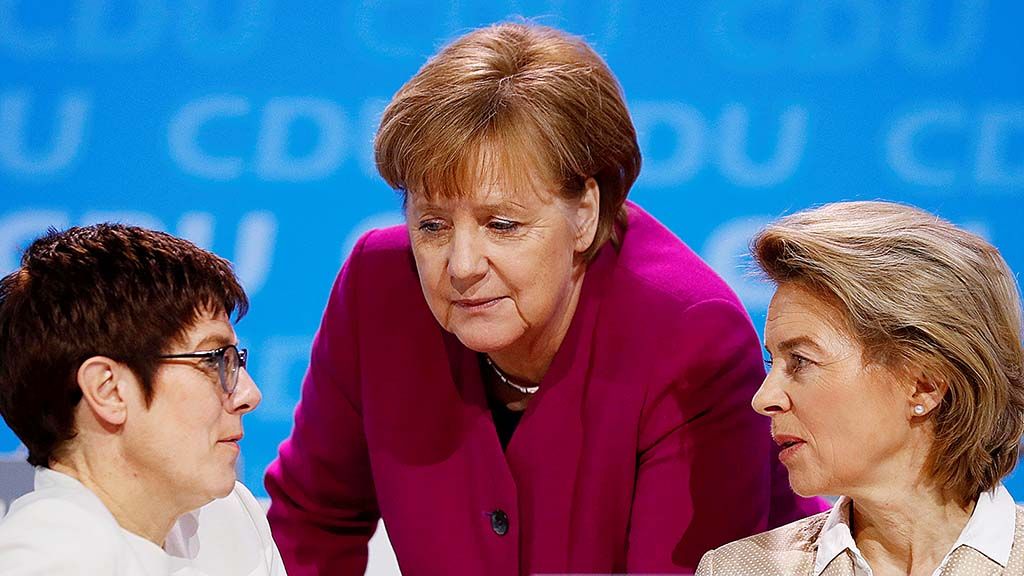 Kanselir Jerman    Angela Merkel berbicara dengan Sekretaris Jenderal Uni Demokratik Kristen (CDU) Annegret Kramp-Karrenbauer (kiri) dan Wakil Ketua CDU yang juga Menteri Pertahanan Ursula von der Leyen (kanan) dalam kongres Partai CDU di Berlin, Jerman, Senin (26/2).   
