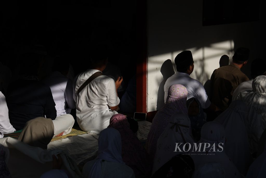 Sejumlah warga yang tergabung dalam Jemaah Masjid Aolia mendengarkan kotbah dari Mbah Benu setelan menunaikan Salat Idul Fitri 1445 Hijriah di Desa Giriharjo, Panggang, Kabupaten Gunungkidul, DI Yogyakarta, Jumat (5/4/2024). 