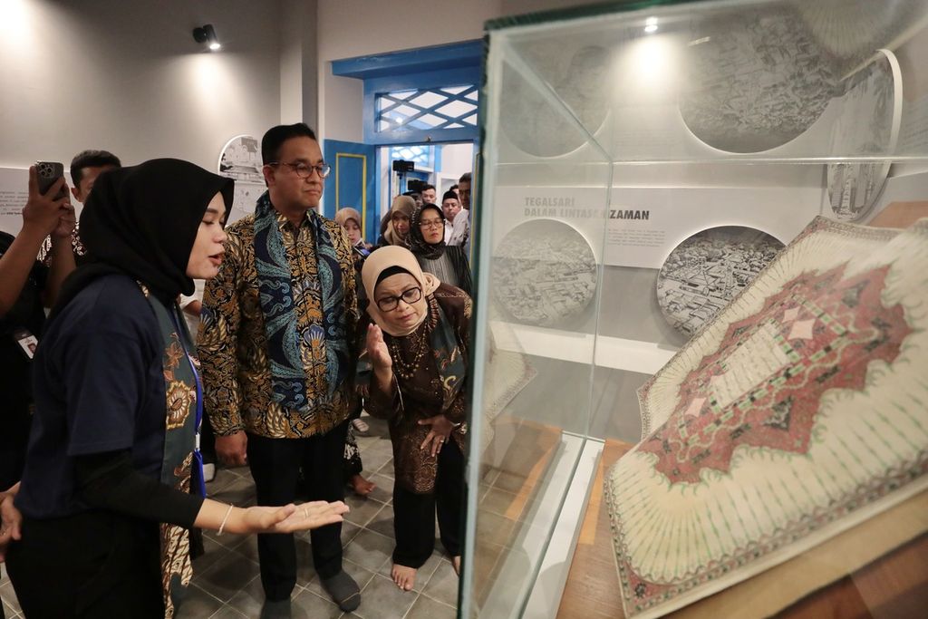 Calon presiden nomor urut 1, Anies Baswedan, menyambangi pameran Ndalem Guron Tegalsari, Kabupaten Ponorogo, Jawa Timur, Sabtu (30/12/2023),