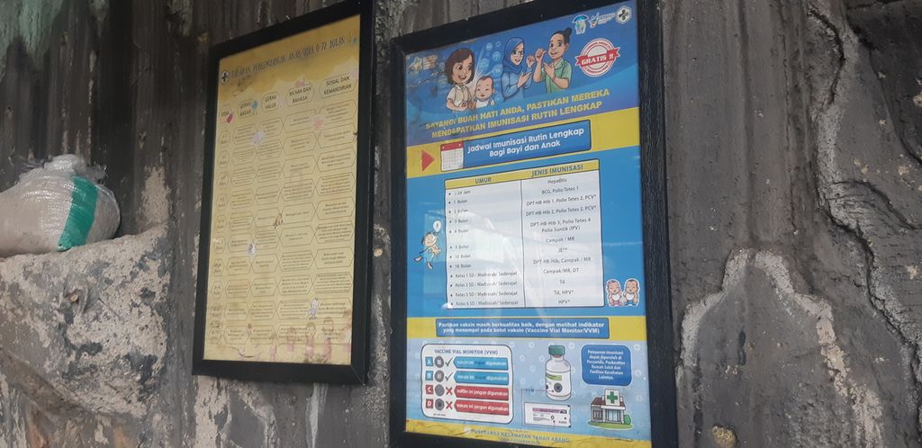 Poster jadwal vaksinasi anak di salah satu posyandu di Kelurahan Petamburan, Kecamatan Tanah Abang, Jakarta Pusat, Kamis (26/1/2023).
