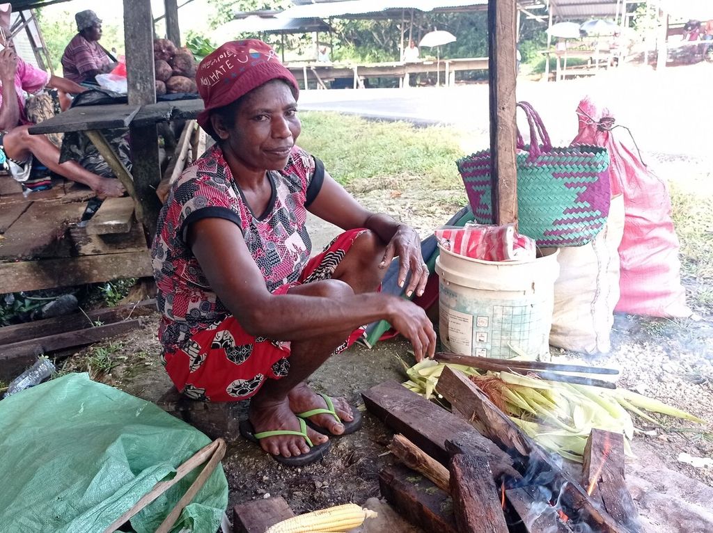 Mama penjual umbi dan sayur di Kabupaten Maybrat, Papua Barat.