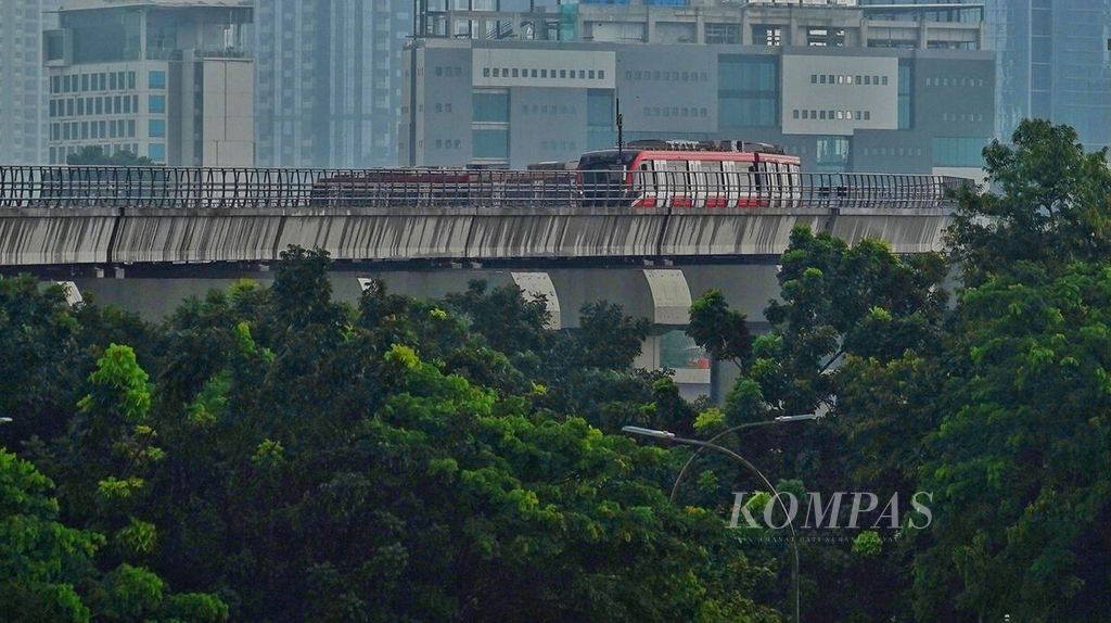 Moda Lintas Rel Terpadu atau Light Rail Transit (LRT) Jabodebek yang melintas kawasan Kuningan, Jakarta, saat menjalani uji coba, Kamis (2/3/2023). 