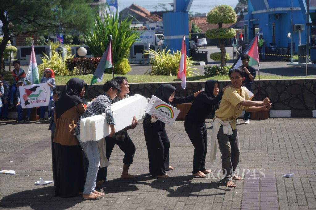 Sivitas Akademika Universitas Muhammadiyah Purwokerto menggelar aksi teatrikal menyerukan bela Palestina di Purwokerto, Banyumas, Jawa Tengah, Selasa (7/5/2024).