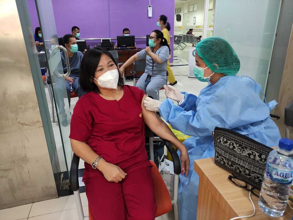 Tenaga kesehatan mulai mendapat vaksinasi Covid-19 dosis penguat kedua di Rumah Sakit Umum Pusat H Adam Malik, Medan, Sumatera Utara, Selasa (2/8/2022). Vaksinasi dosis keempat itu mengantisipasi peningkatan kasus yang terjadi di Sumut.