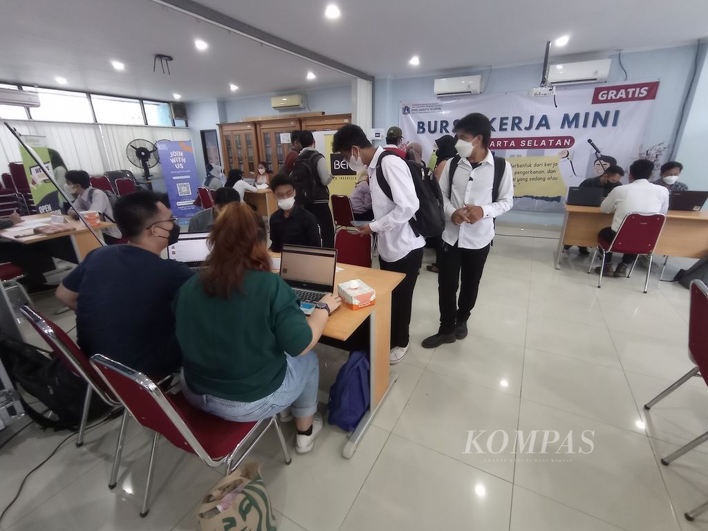 Suasana bursa kerja untuk lulusan pelatihan Pusat Pelatihan Kerja Daerah Jakarta Selatan, Senin (30/5/2022).