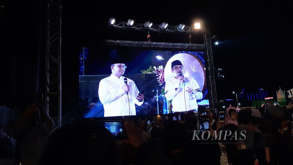 Gubernur Anies Baswedan bersama Pasha Ungu bernyanyi bersama dalam kegiatan Festival Tabuh Bedug pada malam takbiran, Minggu (1/5/2022), di Jakarta International Stadium, Jakarta Utara.