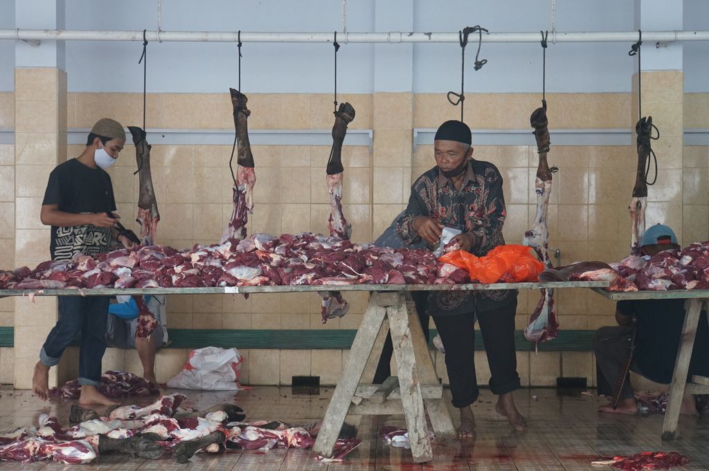 Anggota panitia pemotongan kurban mengukur berat daging hewan kurban yang baru saja dipotong di Masjid Agung Al-Falah Kyai Modjo, Kampung Jawa Tondano, Minahasa, Sulawesi Utara, pada perayaan Idul Adha 1441 Hijriah, Jumat (31/7/2020). Sebanyak 13 sapi dan lima kambing akan dipotong sebagai hewan kurban.