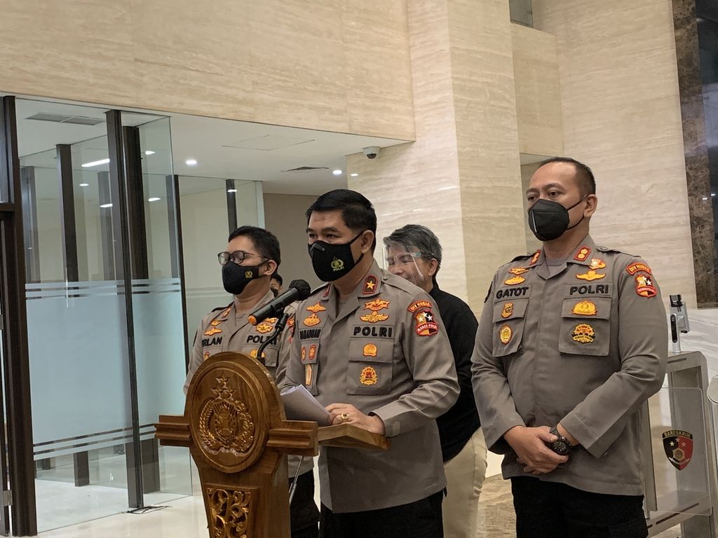 Kepala Biro Penerangan Masyarakat Divisi Humas Polri Brigadir Jenderal (Pol) Ahmad Ramadhan (tengah).