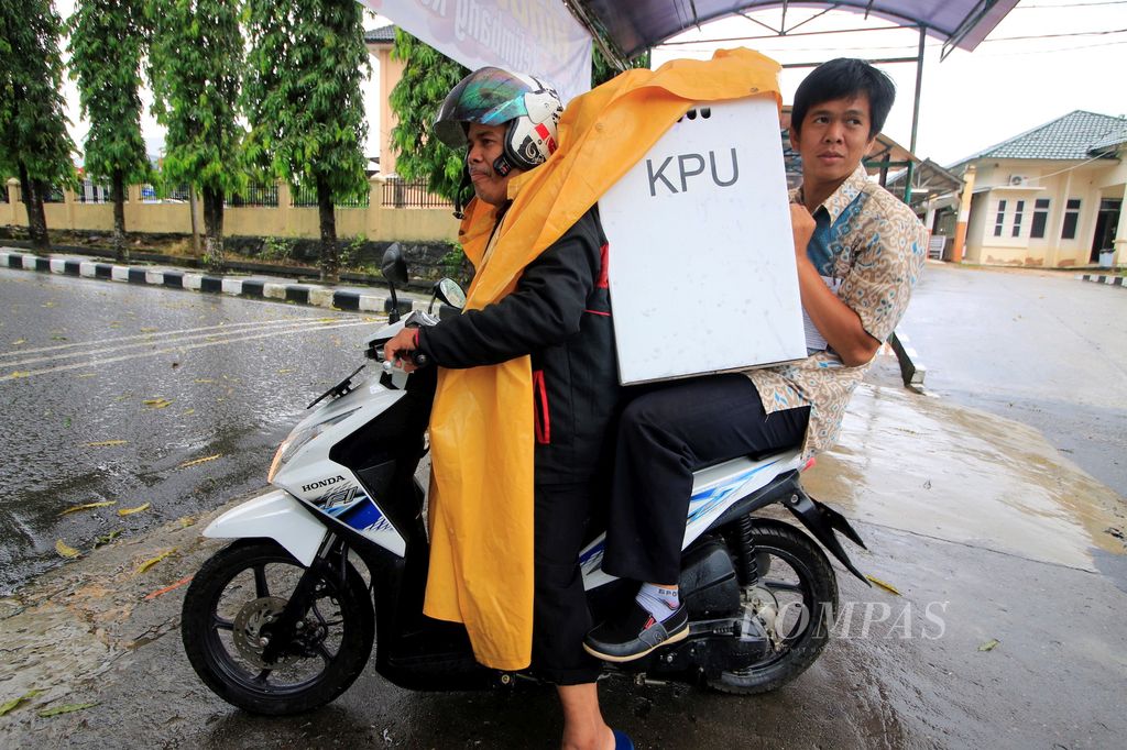 Meski diguyur hujan, petugas mengantar kotak suara untuk pemilih di RSUD Depati Hamzah, Kota Pangkalpinang, Provinsi Kepulauan Bangka Belitung, Rabu (15/2/2017).
