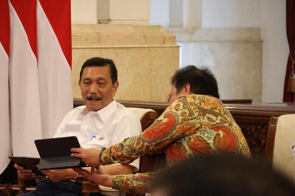 Menteri Koordinator Bidang Perekonomian Airlangga Hartarto (kanan) serta Menko Kemaritiman dan Investasi Luhut Binsar Pandjaitan berbincang sebelum Sidang Kabinet Paripurna dimulai di Istana Negara, Jakarta, Selasa (9/1/2024).