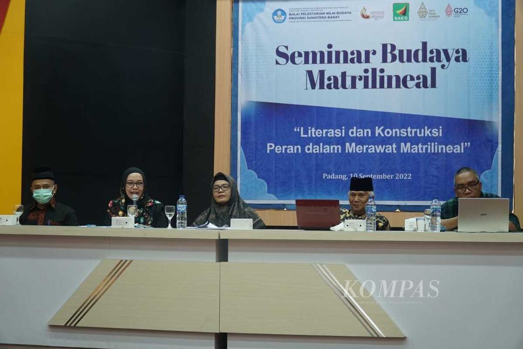 Para pemateri dalam seminar “Literasi dan Konstruksi Peran dalam Merawat Matrilineal” yang diadakan BPNB Sumatera Barat bersama Yayasan Satupena dan Yayasan Sako di Padang, Sumbar, Sabtu (10/9/2022).