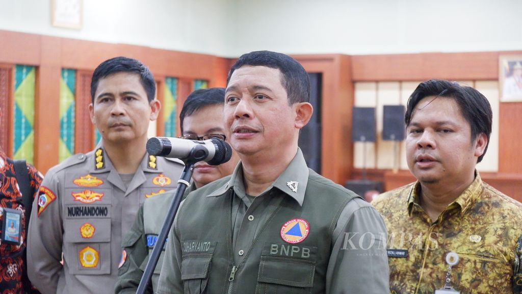 Kepala Badan Nasional Penanggulangan Bencana (BNPB) Letnan Jenderal TNI Suharyanto (tengah) di Banjarbaru, Kamis (21/9/2023).