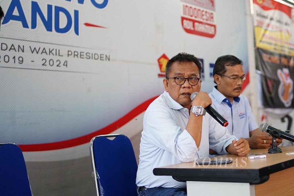 Ketua Panitia Kampanye Akbar Prabowo-Sandi, M Taufik (kiri), berbicara dalam konferensi pers di kantor Sekretariat Nasional Prabowo-Sandi, Senin (8/4/2019) siang di Jakarta.