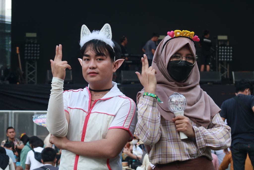 Festival musik menjadi ajang bagi para penggemar mengenakan <i>outfit </i>sesuai dengan karakter sang idola. Hensu dan Alexcandria, penggemar Secret Number, tampil maksimal saat menonton Joyland Festival pada Sabtu (5/11/2022).