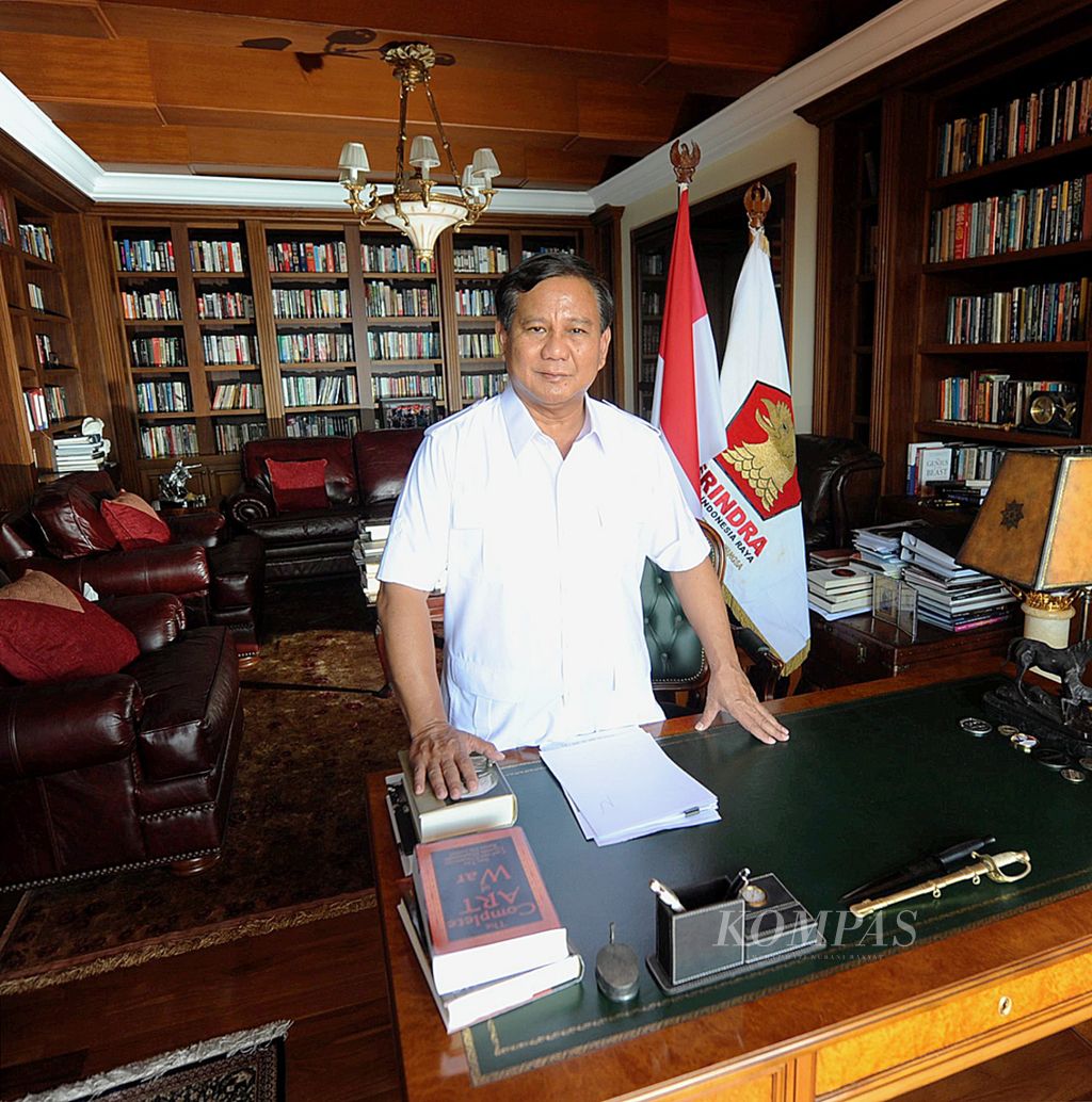 Ketua Dewan Pembina Partai Gerindra Prabowo Subianto di ruang kerjanya,  9 Januari 2014. Selepas pengabdiannya sebagai prajurit TNI, Prabowo menjadi pebisnis dan kemudian terjun ke dunia politik.