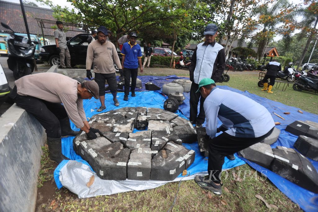 Petugas memindahkan batu penyusun catra dari halaman kantor Unit Warisan Dunia Borobudur Museum dan Cagar Budaya ke tempat penyimpanan di kompleks Candi Borobudur, Magelang, Jawa Tengah, Kamis (12/9/2024). 