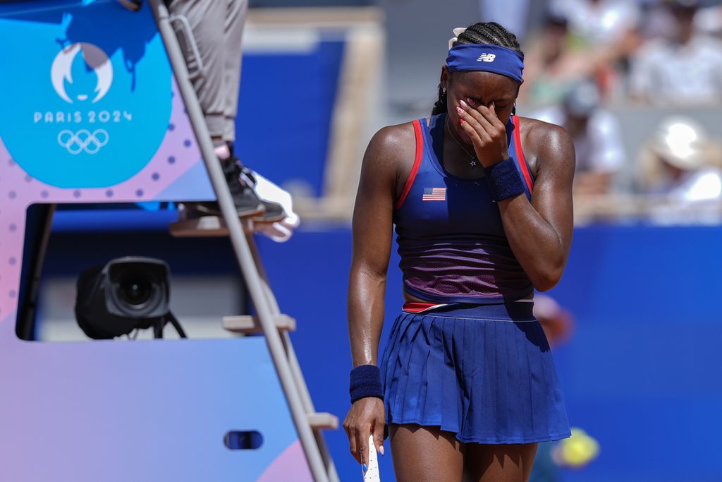 Petenis AS, Coco Gauff, menangis setelah berdebat dengan wasit saat bertanding melawan petenis Kroasia, Donna Vekic, pada Olimpiade Paris 2024 di Roland Garros, Paris, 30 Juli 2024. Gauff kalah pada laga ini.