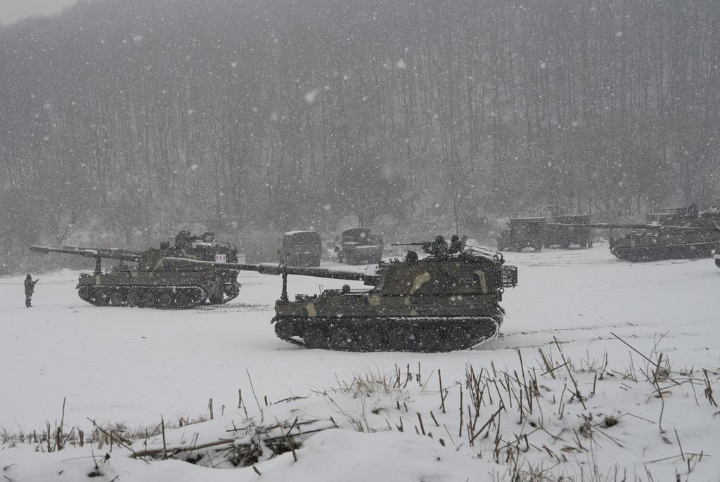 Howitzer K-9 milik tentara Korea Selatan bergerak saat latihan militer di Paju, Korea Selatan, dekat perbatasan dengan Korea Utara, 17 Januari 2024. 