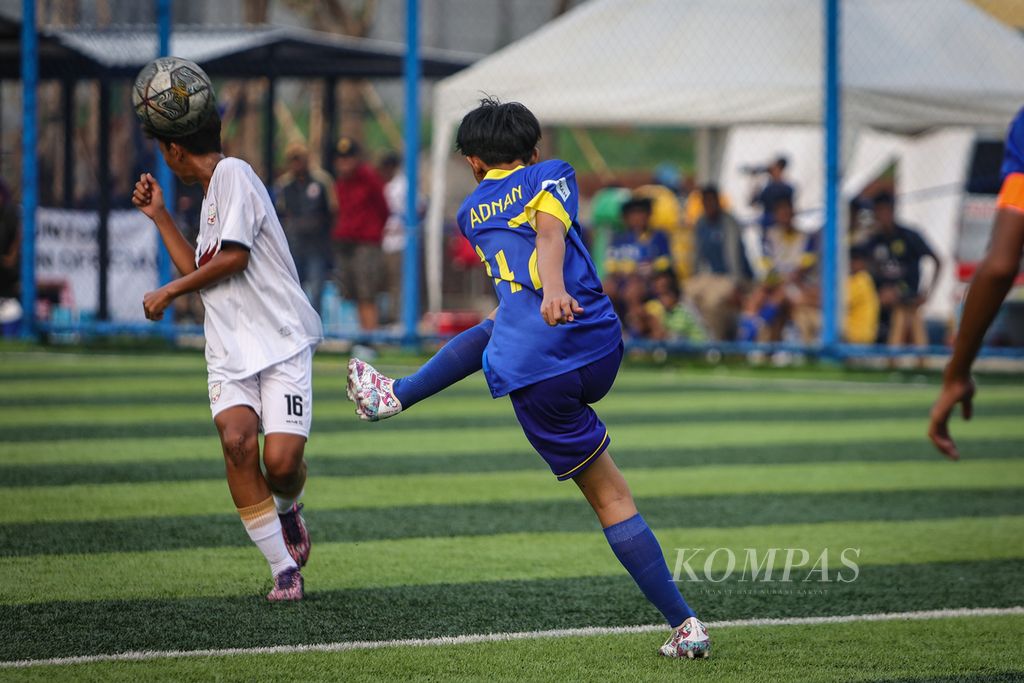 Pemain Bintang Ragunan, Yalhan Nahish Adnan, menendang bola saat melawan Asiana SS dalam laga babak utama Liga Kompas Kacang Garuda U-14 di Dewantara Sport Center, Tangerang Selatan, Banten, Minggu (24/12/2023). 