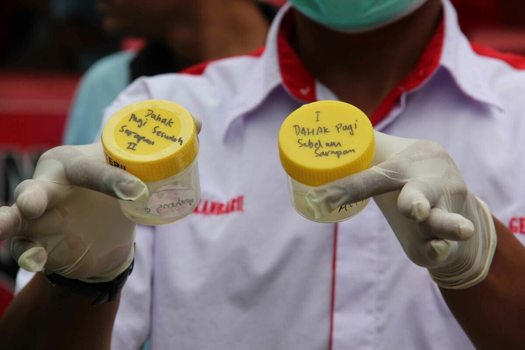 Petugas medis menunjukkan botol sampel dahak yang diperiksa dari pasien di Rutan Sialang Bungkuk, Kamis (28/3/2019). Sebagian dari 40 warga binaan rumah tahanan itu yang diperiksa dikhawatirkan menderita TBC.