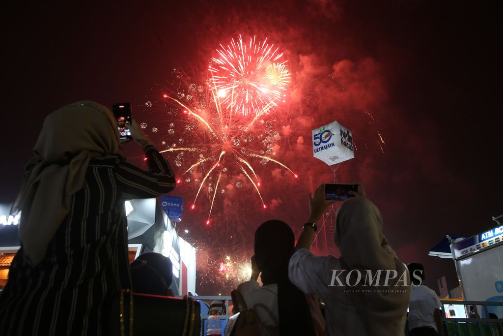 Kembang api menghiasi arena Pekan Raya Jakarta Ke-53 atau Jakarta Fair Kemayoran di Jakarta International Expo, Kemayoran, Jakarta Pusat, Selasa (21/6/2022) malam. 