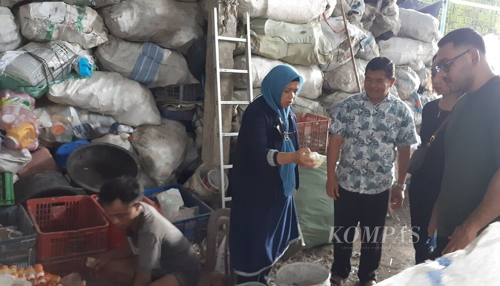 Pihak L'Oreal Indonesia bersama IPRO mengunjungi lokasi pengumpulan sampah plastik di Kota Denpasar, Jumat (10/2/2023). Director of Corporate Responsibility L'Oreal Indonesia Mohamad Fikri (kanan) mengamati jenis sampah plastik yang dikumpulkan di UD Jaya Abadi Plastik, Kota Denpasar, Bali. 