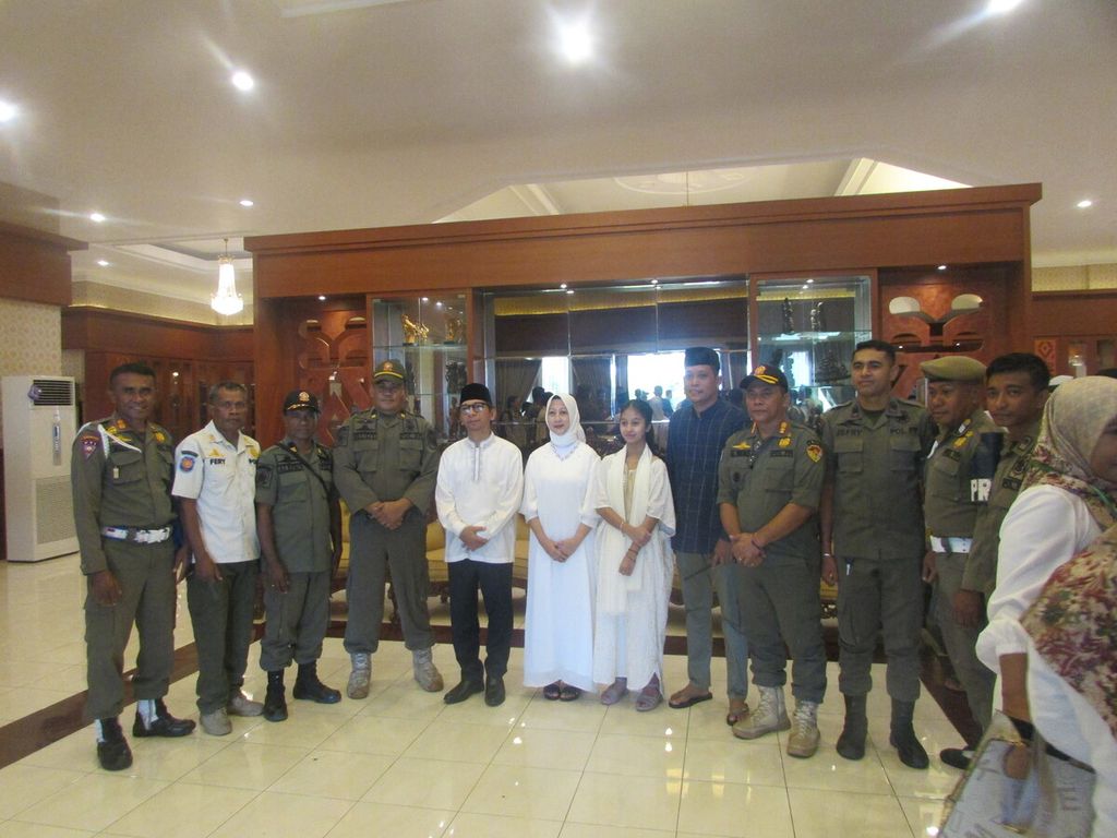 Penjabat Gubernur NTT Ayodhia Kalake (baju putih tengah) bersama istri dan anak (baju putih panjang) dan sejumlah pejabat provinsi bersfoto di sela kegiatan gelar griya di rumah dinas gubernur di Kupang, Rabu (10/4/2024). 