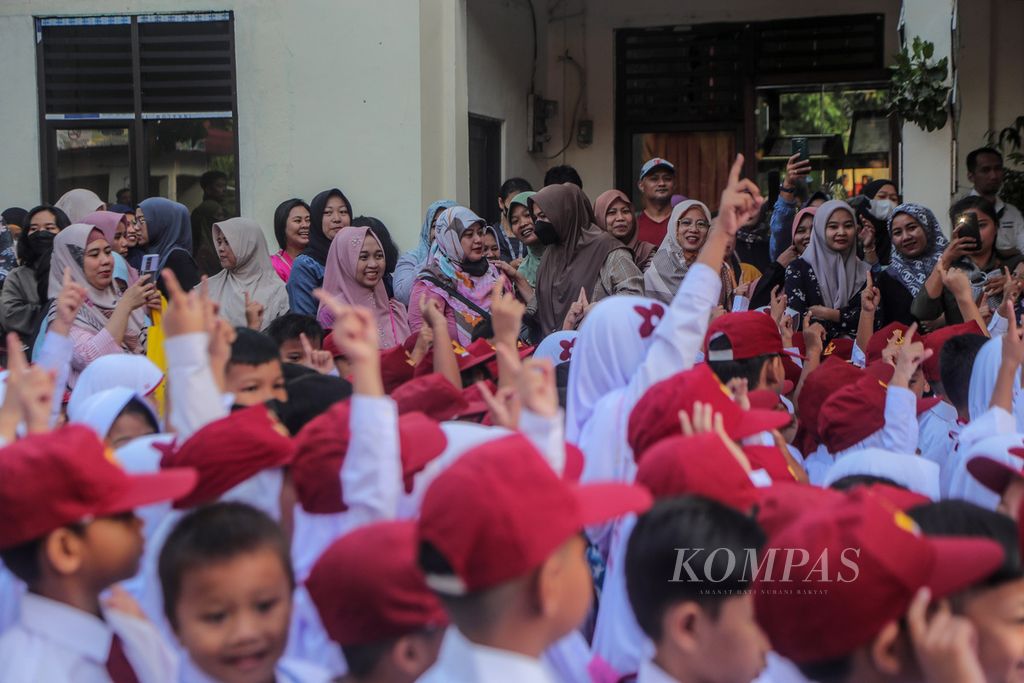 Orangtua siswa menunggu anak-anaknya pada hari pertama sekolah di SDN 1 Depok Jaya, Kota Depok, Jawa Barat, Senin (17/7/2023). 