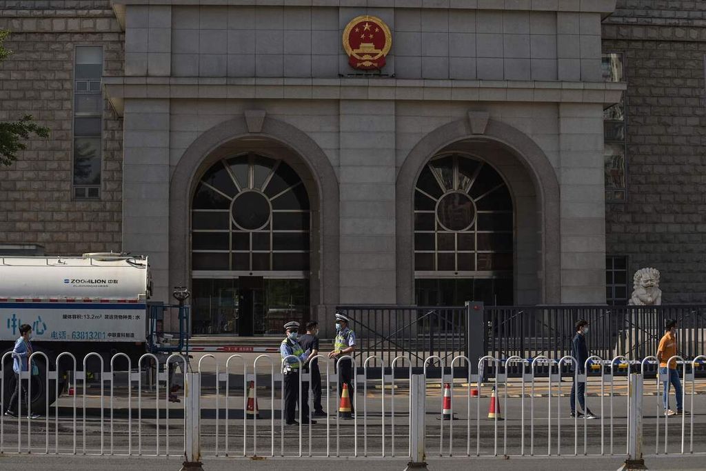 Polisi berdiri di luar Pengadilan Menengah Rakyat Kedua di Beijing, China, 27 Mei 2021, menjelang persidangan akademisi Australia, Yang Jun atau Yang Hengjun, atas tuduhan spionase.  
