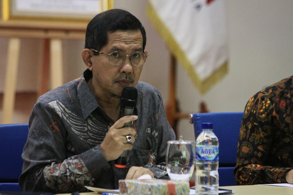 Wakil Ketua Ombudsman RI Bobby Hamzar Rafinus berbicara dalam forum konsultasi publik di Gedung Ombudsman RI, Jakarta, Jumat (25/11/2022). 