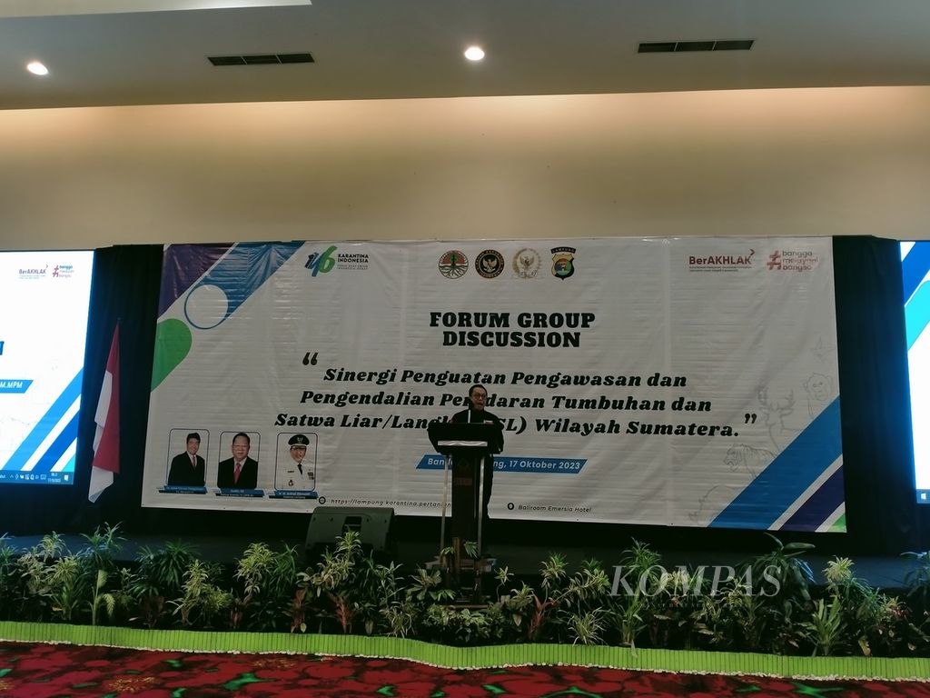 Direktur Jenderal Penegakan Hukum Lingkungan Hidup dan Kehutanan Kementerian Lingkungan Hidup dan Kehutanan Rasio Ridho Sani menghadiri <i>Forum Group Discussion</i> bertajuk “Sinergi Penguatan Pengawasan Pengendalian Peredaran Tumbuhan dan Satwa Liar Langka Wilayah Sumatera" di Bandar Lampung, Selasa (17/10/2023). 