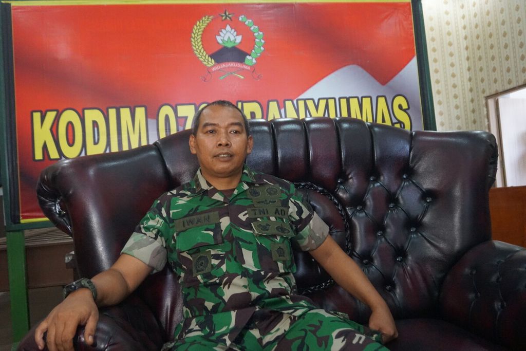 Komandan Kodim 0701/Banyumas Letkol Inf Iwan Dwi P memberikan keterangan pers di Purwokerto, Banyumas, Jawa Tengah, Rabu (3/8/2022).