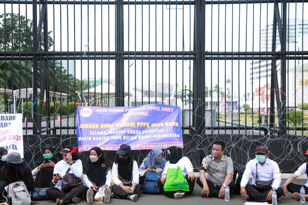Aksi guru honorer menuntut kesejahteraan di depan gedung DPR, Jakarta, Kamis (24/11/2022). Guru-guru lulus nilai minimal atau <i>passing grade </i>dari sekolah negeri dan swasta yang datang dari sejumlah daerah berunjuk rasa di depan kantor DPR. 