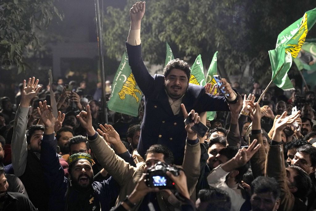 Pendukung Liga Muslim (PMLN) pimpinan Nawaz Sharif merayakan hasil pemilu di Lahore, Pakistan, pada Jumat (9/2/2024).