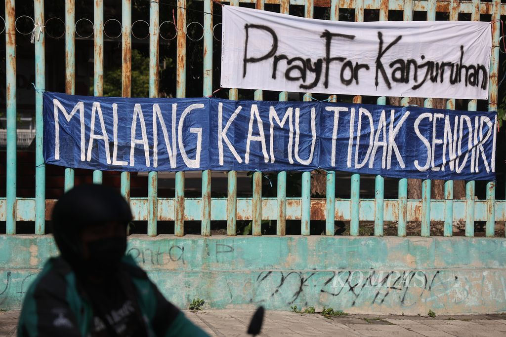 Spanduk berisi ungkapan solidaritas untuk para korban tragedi Stadion Kanjuruhan, Malang, dilukis di pagar Stadion Mandala Krida, Yogyakarta, Selasa (4/10/2022). 