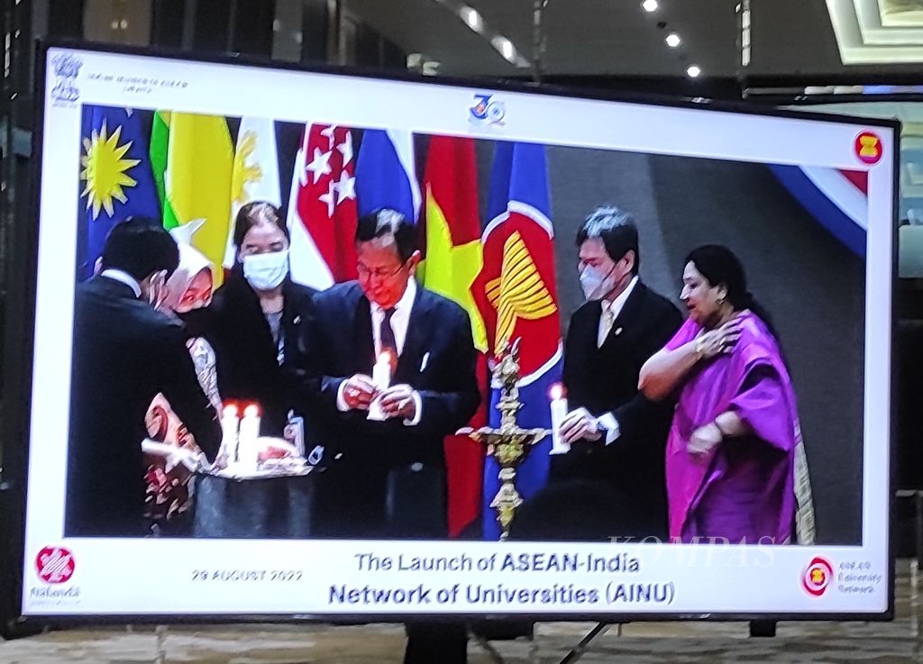Sekretaris Jenderal ASEAN Lim Jock Hoi (kedua kanan) dan Wakil Menteri Luar Negeri dan Pendidikan India Rajkumar Ranjan Singh (tengah) meresmikan ASEAN-India Network of Universities, Senin (29/8/2022), di Sekretariat ASEAN di Jakarta. Kerja sama itu wujud dari kebijakan Melihat Ke Selatan yang dicetuskan India juga pengakuan peran vital ASEAN